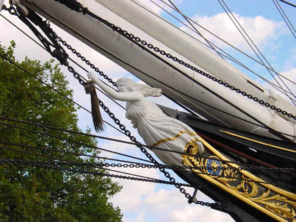 La polena che simboleggia la strega vestita con un bellissomo  cutty sark (camiciola corta)