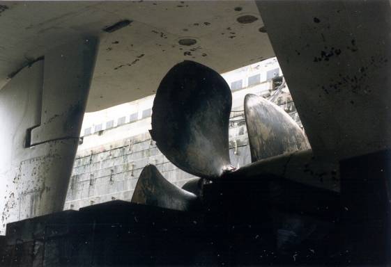               Fregata Maestrale in bacino di carenaggio                 sono ben visibili l'elica dell' asse di Sn. e uno dei due timoni                                   semicompensato